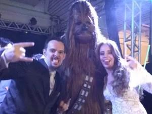 Noivos com Chewbacca, um dos personagens da saga Star Wars em Araraquara (Foto: Ana Carolina Malandrino/ G1)