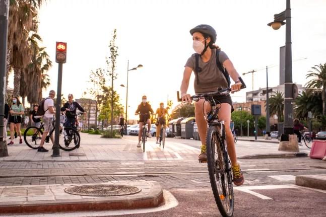 Ao pedalar em vias urbanas, o uso da máscara se faz necessário dada a grande circulação de pessoas e necessidade de parar a bicicleta — Foto: Istock Getty Images