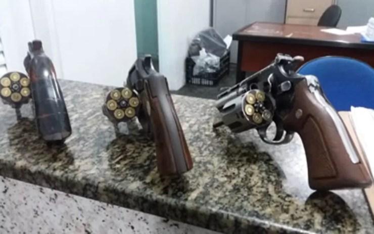 Três revólveres foram apreendidos com os criminosos, segundo os policiais militares — Foto: Reprodução/TV Globo