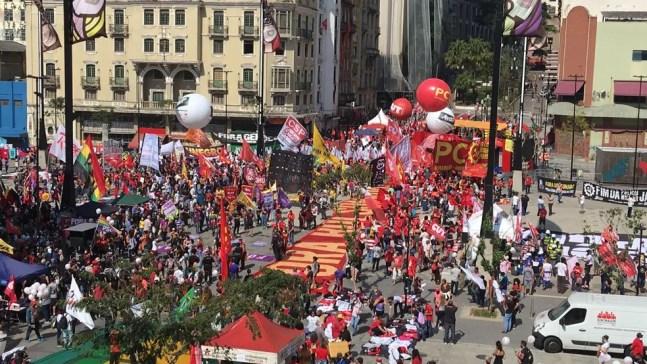 Manifestantes protestam contra o presidente Bolsonaro no Centro de SP — Foto: Reprodução/TV Globo