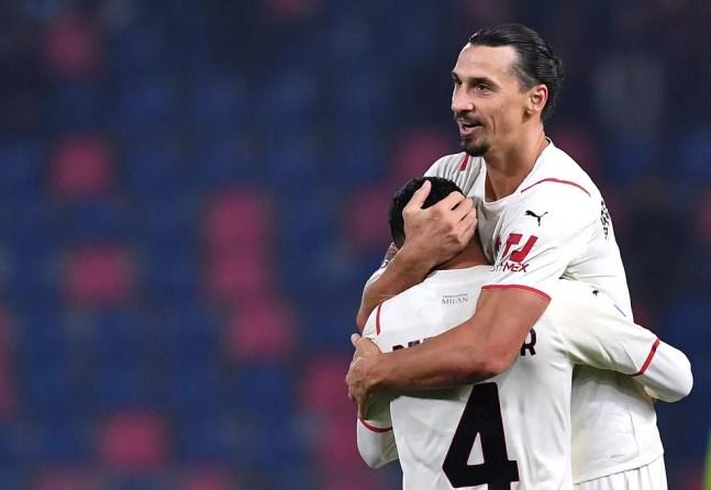 Ibrahimovic abraça o pequenino Bennacer, após marcar o quarto do Milan: sueco fez um a favor e um contra o seu time na vitória contra o Bologna — Foto: Jennifer Lorenzini/Reuters