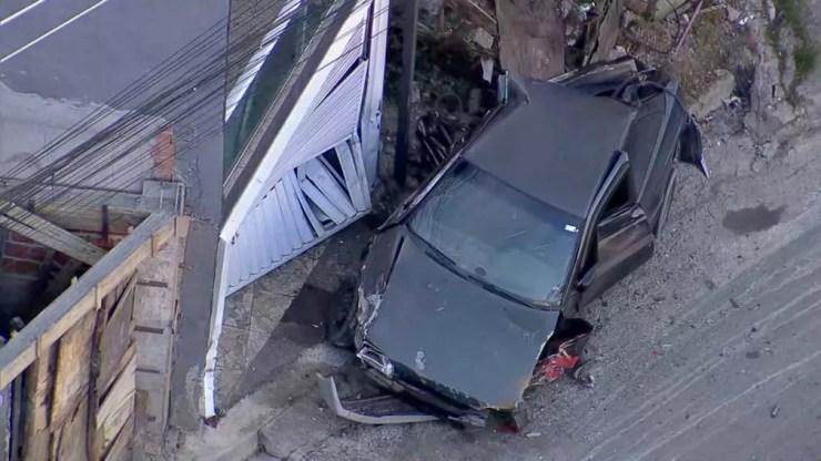 Carro fica destruído após caminhão betoneira capotar em ladeira e bater em veículos no ABC — Foto: Reprodução TV Globo
