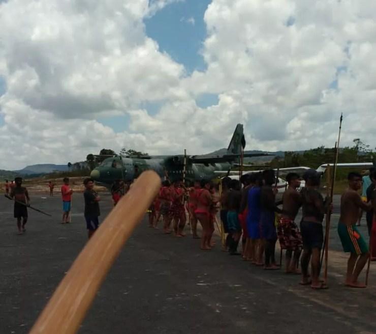 Manifestantes exigem a saída de coordenador do DSEI Yanomami da Sesai. Dois Cessna Caravan e um monomotor estão apreendidos. — Foto: Júnior Yanomami/Arquivo Pessoal