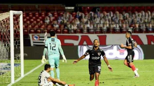 Brenner comemora um dos gols do São Paulo no primeiro tempo