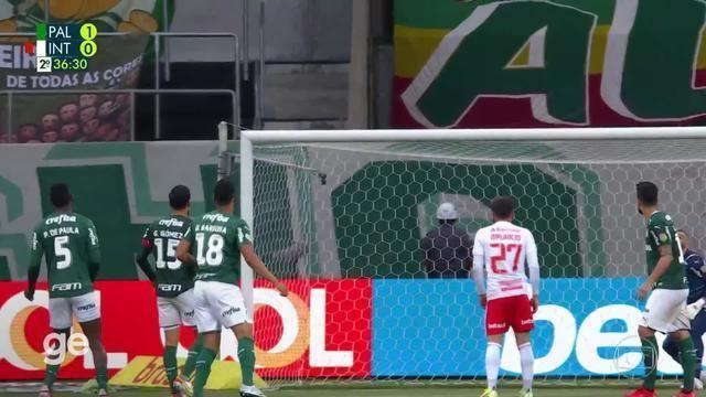 Aos 36 min do 2º tempo - finalização certa de Zé Gabriel do Internacional contra o Palmeiras