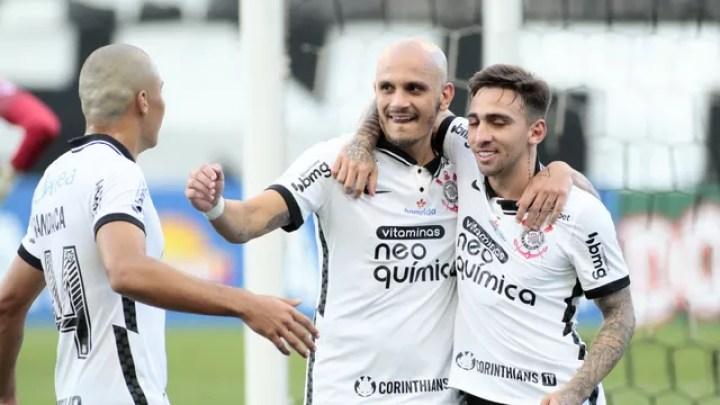 Gol de Fábio Santos em Corinthians x Novorizontino