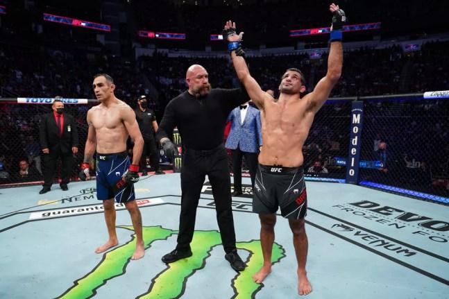 Beneil Dariush festeja a vitória sobre Tony Ferguson no UFC 262 — Foto: Getty Images