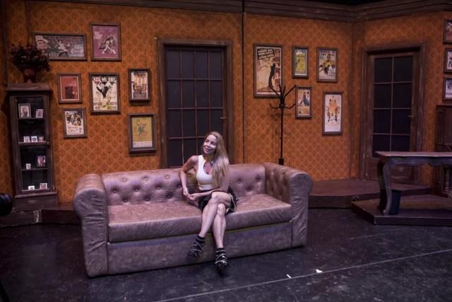 No cenário de sua personagem no musical 'Os Produtores', Danielle Winits fala sobre a carreira no teatro (Foto: Isabella Pinheiro/Gshow)
