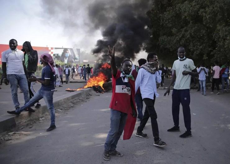 Sudaneses protestam contra acordo político após golpe militar que interrompeu a frágil transição do país para a democracia, na capital Cartum, em 21 de novembro de 2021 — Foto: Marwan Ali/AP