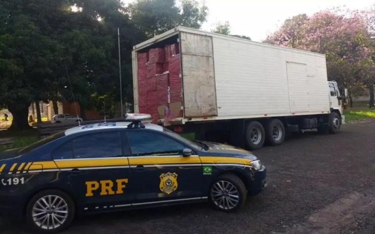 Caminhão carregado com cigarros contrabandeados é apreendido na BR-153 em Jaci (Foto: Divulgação/Polícia Rodoviária Federal)