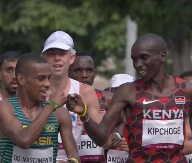 Daniel Nascimento e queniano Kipchoge em maratona olímpica — Foto: Reprodução/Instagram