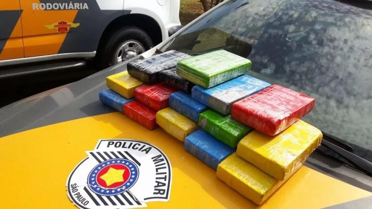 Droga estava escondida em fundo falso do carro (Foto: Divulgação/Polícia Rodoviária)