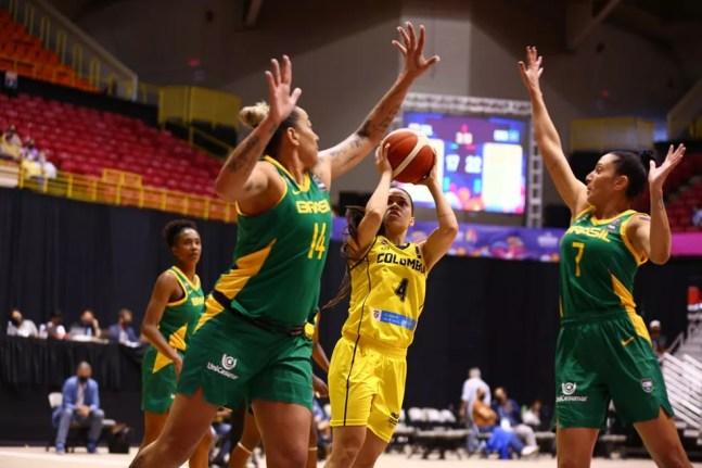 Rio, da Colômbia, arremessa sob a marcação de Erica e Patty, do Brasil, na Copa América feminina de basquete — Foto: Fiba