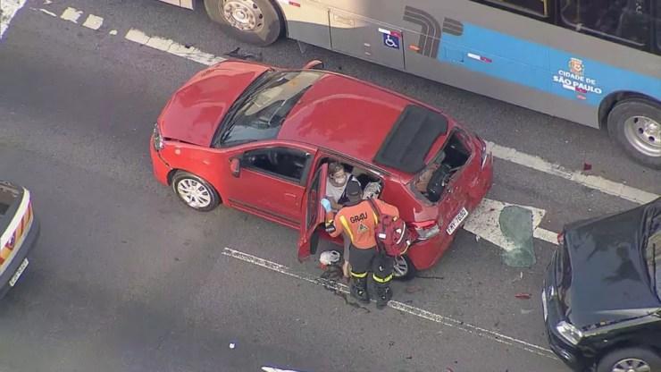 Um dos veículos atingidos no acidente — Foto: Reprodução/TV Globo