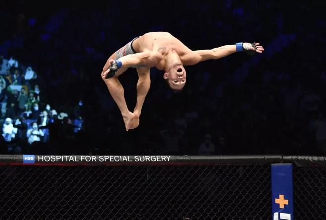 Michael Chandler comemora o nocaute contra Dan Hooker em sua estreia no UFC — Foto: Getty Images