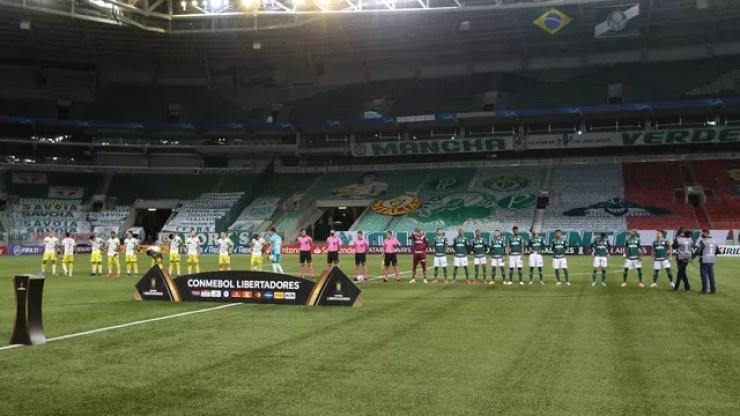 Jogadores do Palmeiras antes de jogo contra o Defensa y Justicia