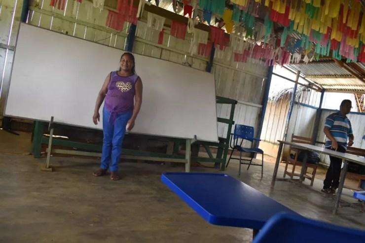 Professora Tarcilda da Cruz Lopes e mais um único professor ensinam alunos da comunidade em todas as séries do ensino fundamental, em São Gabriel da Cachoeira (AM). — Foto: Lana Torres/G1