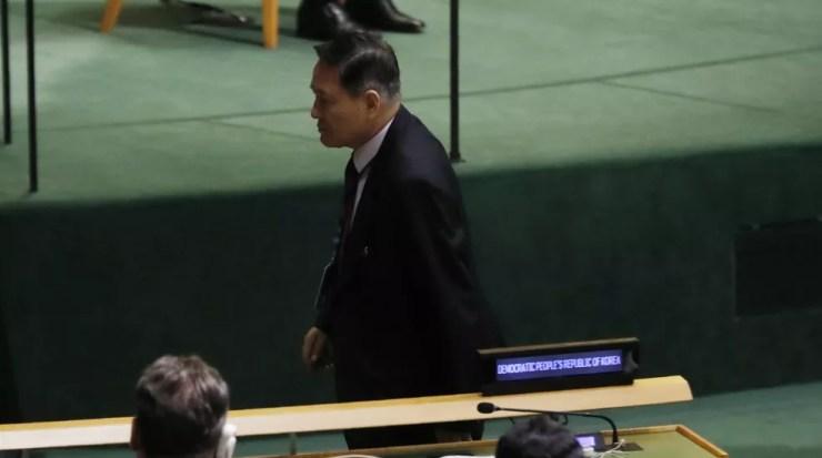 Embaixador da Coreia do Norte para ONU,  Ja Song Nam, deixa seu assento antes de discurso de Donald Trump  (Foto: Shannon Stapleton/Reuters)