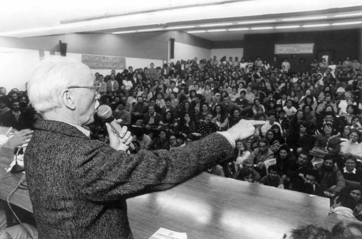  O jurista Hélio Bicudo fala durante palestra na Universidade de São Paulo (USP) em novembro de 1988 (Foto: Hélcio Toth/Estadão Conteúdo/Arquivo)