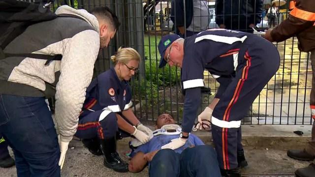 Motorista fica ferido após colidir contra poste na Marginal Pinheiros — Foto: Reprodução TV Globo