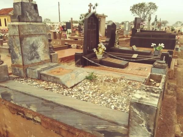 Túmulos do cemitério de Tabapuã foram furtados e vandalizados (Foto: Arquivo Pessoal)