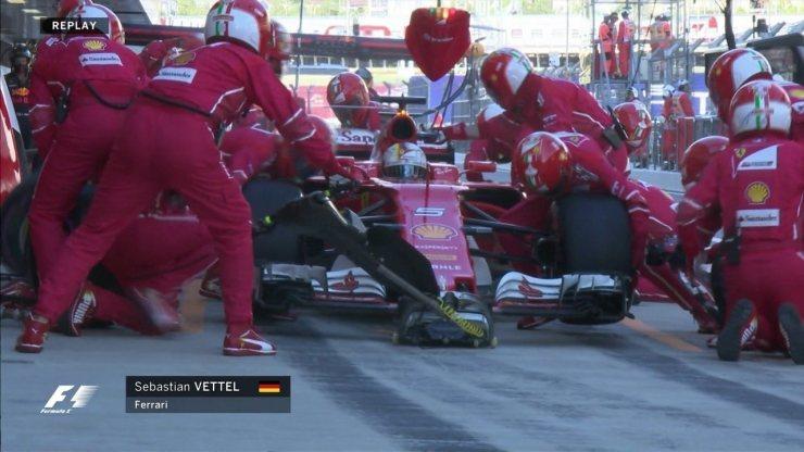 Depois de 35 voltas, Vettel para nos boxes para trocar os pneus