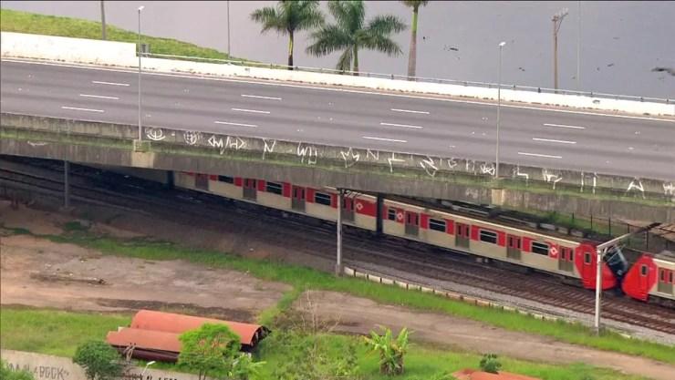 Trem da CPTM passa abaixo do viaduto que teve 2 metros cedidos na madrugada de quinta-feira (15) — Foto: TV Globo/Divulgação
