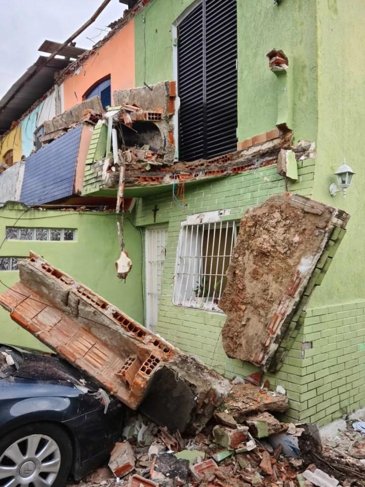 Parte do beiral da sacada de uma residência desabou na Rua Onofre Ferreira do Nascimento, na Enseada, — Foto: Prefeitura de Guarujá 