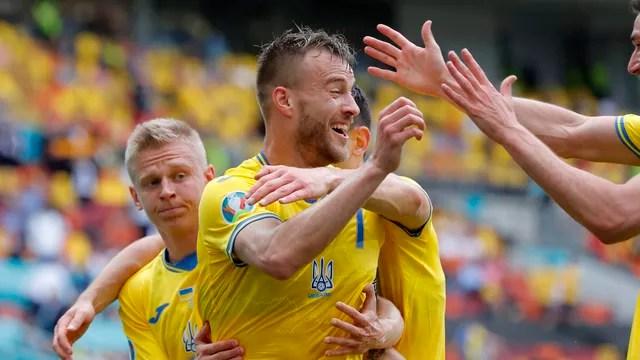 Yarmolenko e Zinchenko comemoram gol da Ucrânia sobre a Macedônia