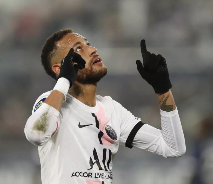 Neymar aponta aos céus após fazer dança em homenagem a Marília Mendonça no segundo gol pelo PSG contra o Bordeaux — Foto: Stephane Mahe/Reuters