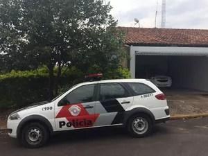 Suspeito foi preso pela Polícia Militar em Itajobi (Foto: Graciela Andrade/TV TEM)