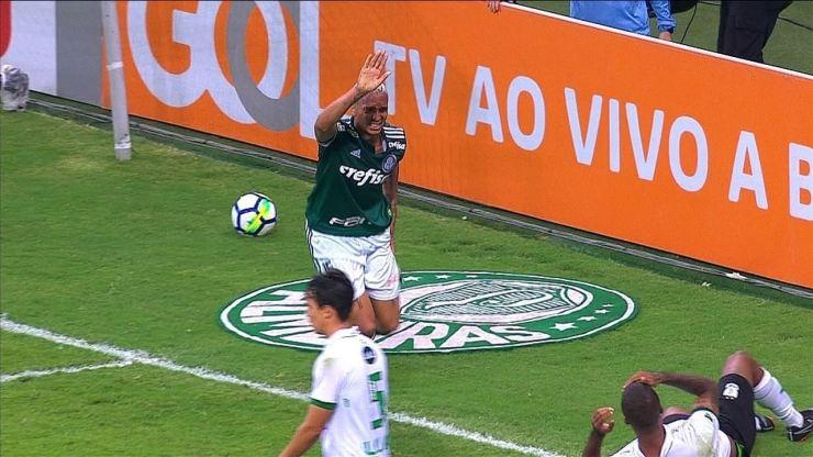 Gol do Palmeiras! Deyverson mergulha para marcar de cabeça, aos 36' do 2ºT