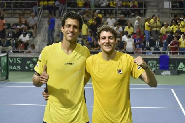 Marcelo Melo e Marcelo Demoliner em jogo do Brasil pela Copa Davis — Foto: Divulgação / Federação Colombiana de Tênis