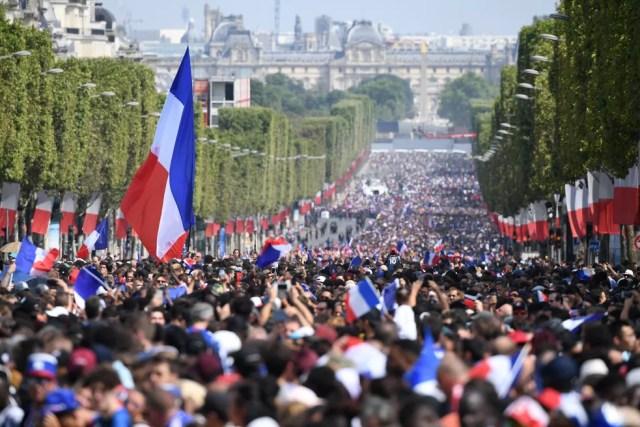 Franceses na Champs Elysees, em Paris (Foto: Reuters)