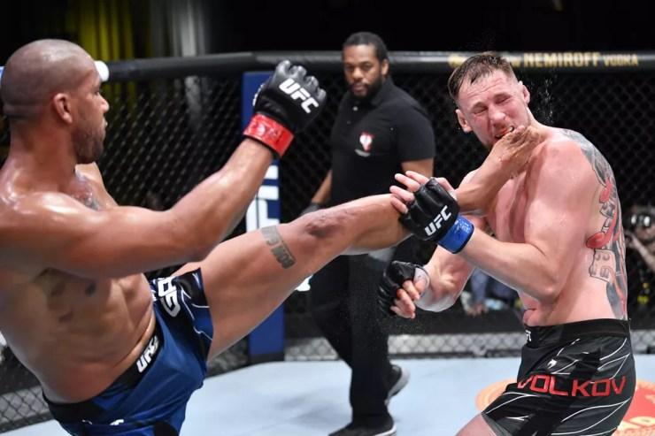 Ciryl Gane golpeia Alexander Volkov em sua vitória no UFC — Foto: Getty Images