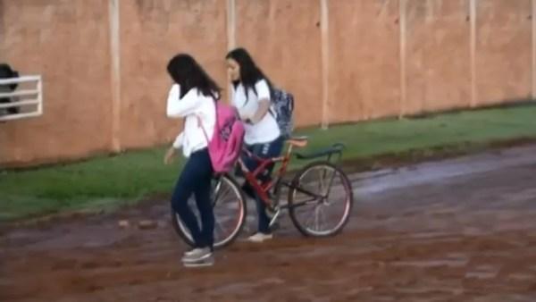 Estudantes encaram a lama para chegar até as escolas (Foto: Reprodução/TV TEM)