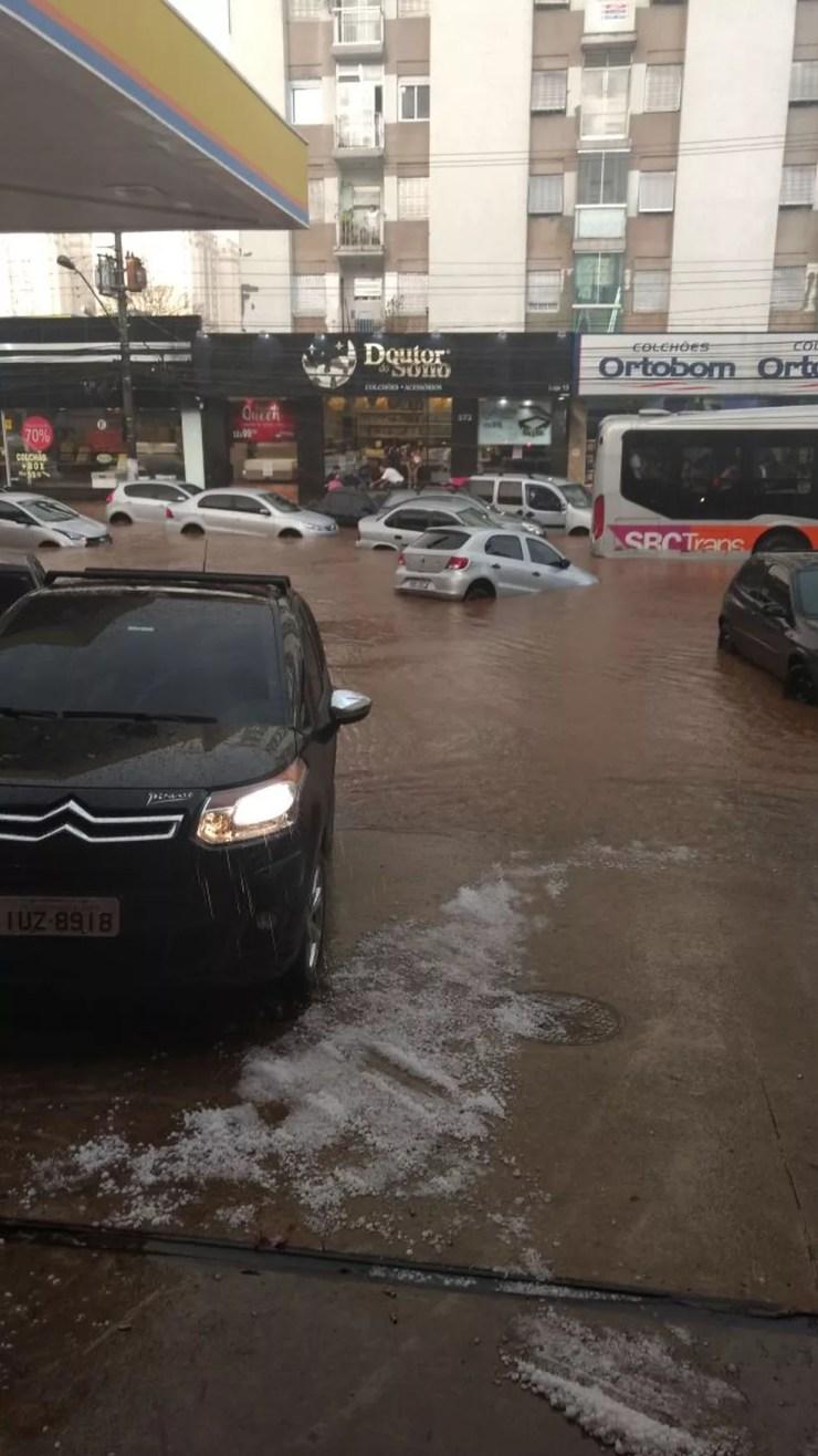 Rua Jurubatuba, no Centro de São Bernardo do Campo, já tem registro de enchente nesta sexta-feira (6) (Foto: Paulo Fernando da Silva)