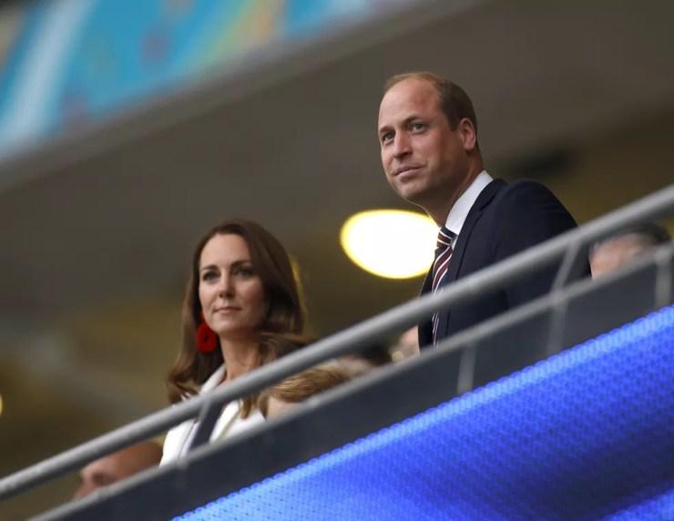 Príncipe William ao lado da esposa, Kate, nas tribunas de Wembley — Foto: Reuters