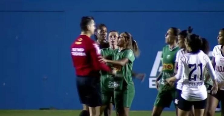 Darlene cuspiu no árbitro durante o jogo entre Rio Preto e Corinthians (Foto: reprodução)