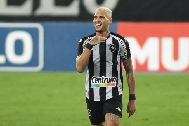 Rafael Navarro comemora gol pelo Botafogo — Foto: Alexandre Durão