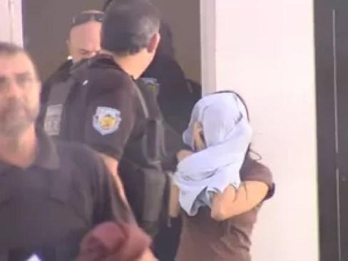 Filha do comerciante é presa pela polícia em Guararapes (Foto: Reprodução / TV TEM)