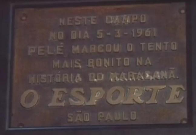 Placa para homenagear gol de Pelé — Foto: Reprodução TV Globo
