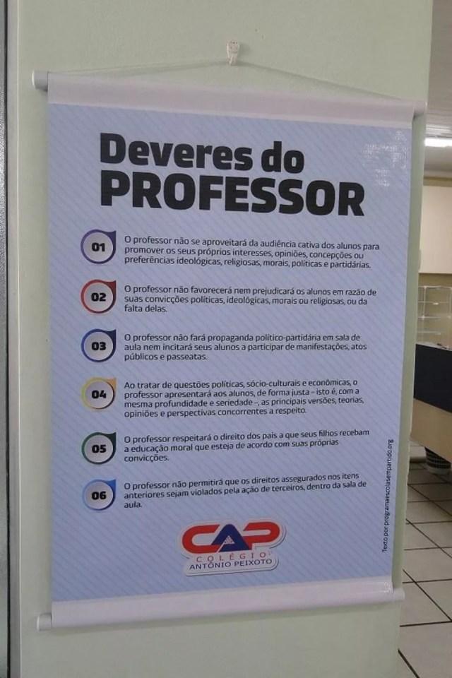 Cartaz dos seis deveres do professor foi pendurado em colégio de Florianópolis que adotou Escola Sem Partido — Foto: Divulgação/Antônio Peixoto
