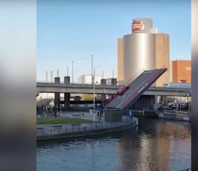 Carro cai de ponte na Bélgica; veja o vídeo abaixo — Foto: Reprodução/Internet