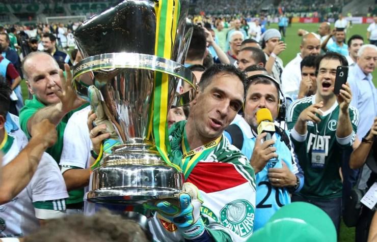 Prass com a taça de campeão da Copa do Brasil de 2015 — Foto: Cesar Greco/Ag. Palmeiras