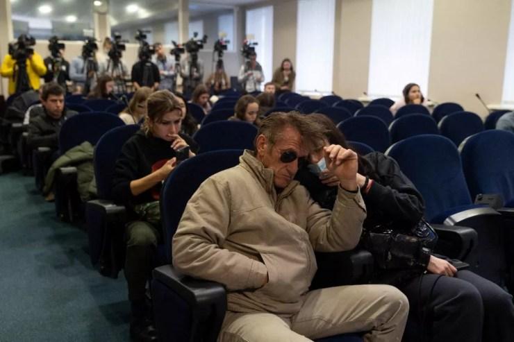Sean Penn assiste a uma entrevista coletiva do governo ucraniano nesta quinta-feira (24), em Kiev. Ele está no país fazendo um documentário sobre a invasão russa — Foto: Divulgação / Governo da Ucrânia