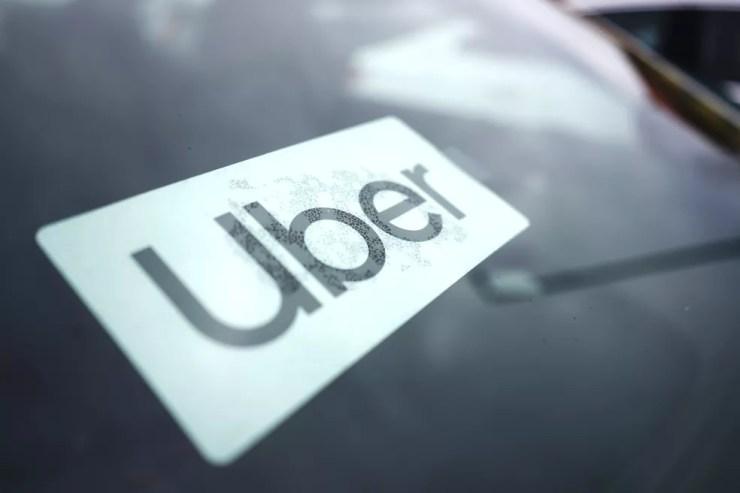 Foto ilustrativa mostra logo da empresa Uber em para-brisa de carro — Foto: Nam Y. Huh/AP