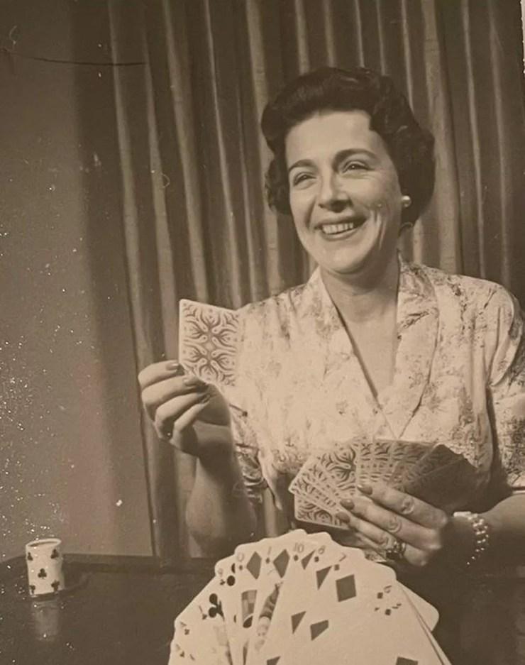 Na juventude, Ann Russell Miller fumava, bebia e jogava baralho — Foto: Mark Miller/Arquivo Pessoal/BBC