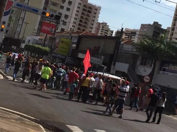 Após concentração, manifestantes caminharam pela avenida Alberto Andaló em Rio Preto (Foto: Reprodução/TV TEM)