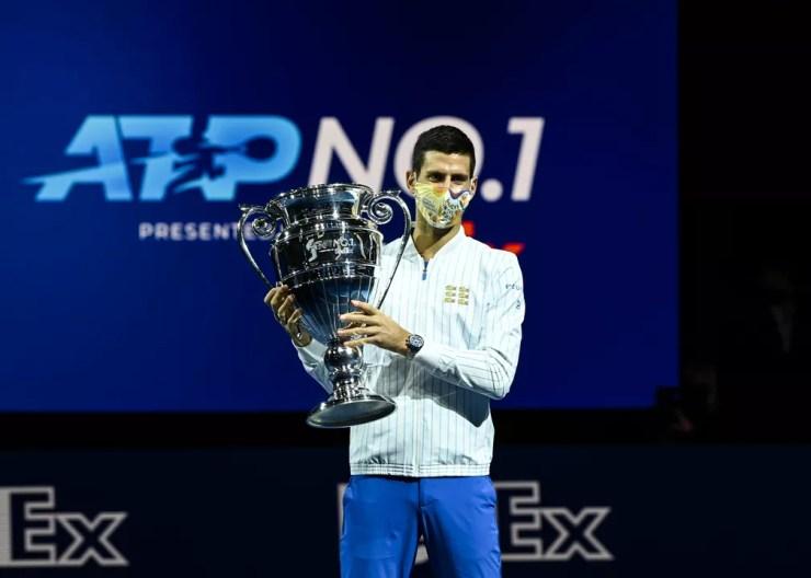 Novak Djokovic, da Sérvia, com o troféu recebido por ter terminado 2020 como número um do mundo  — Foto: TPN/Getty Images